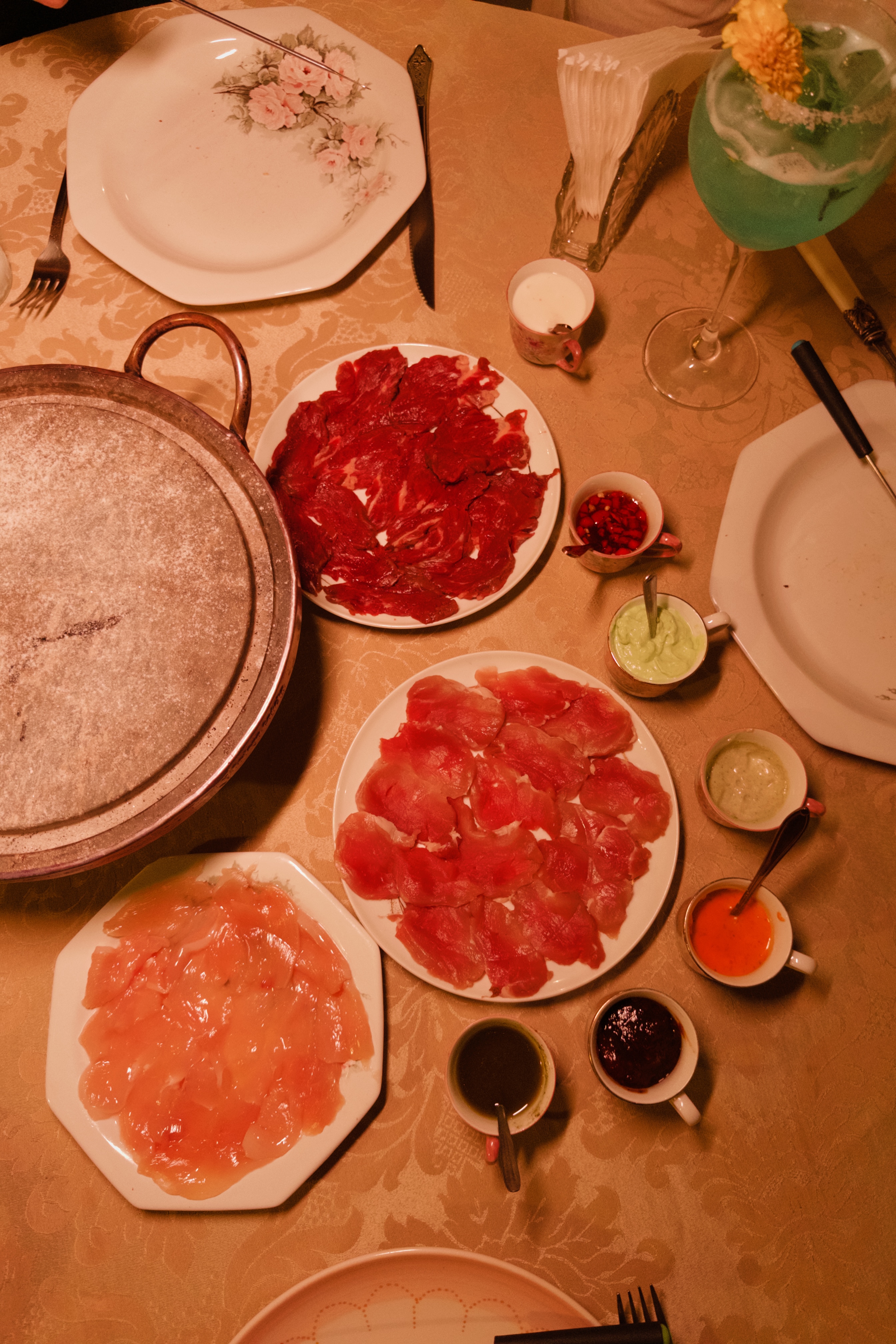 Pedra quente com carnes fatiadas e molhos � Noite da Bela e a Fera